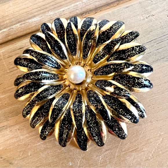 Vintage Dark Daisy Brooch - Picture 4 of 4